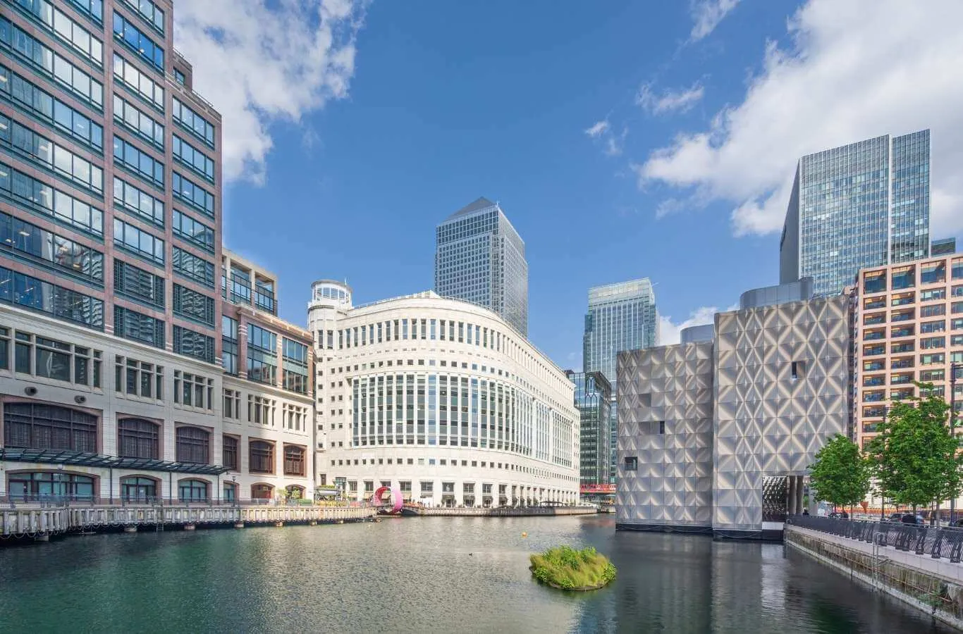 Canary Wharf là khu vực phát triển mạnh về tài chính, thương mại và doanh nghiệp quốc tế tại Luân Đôn