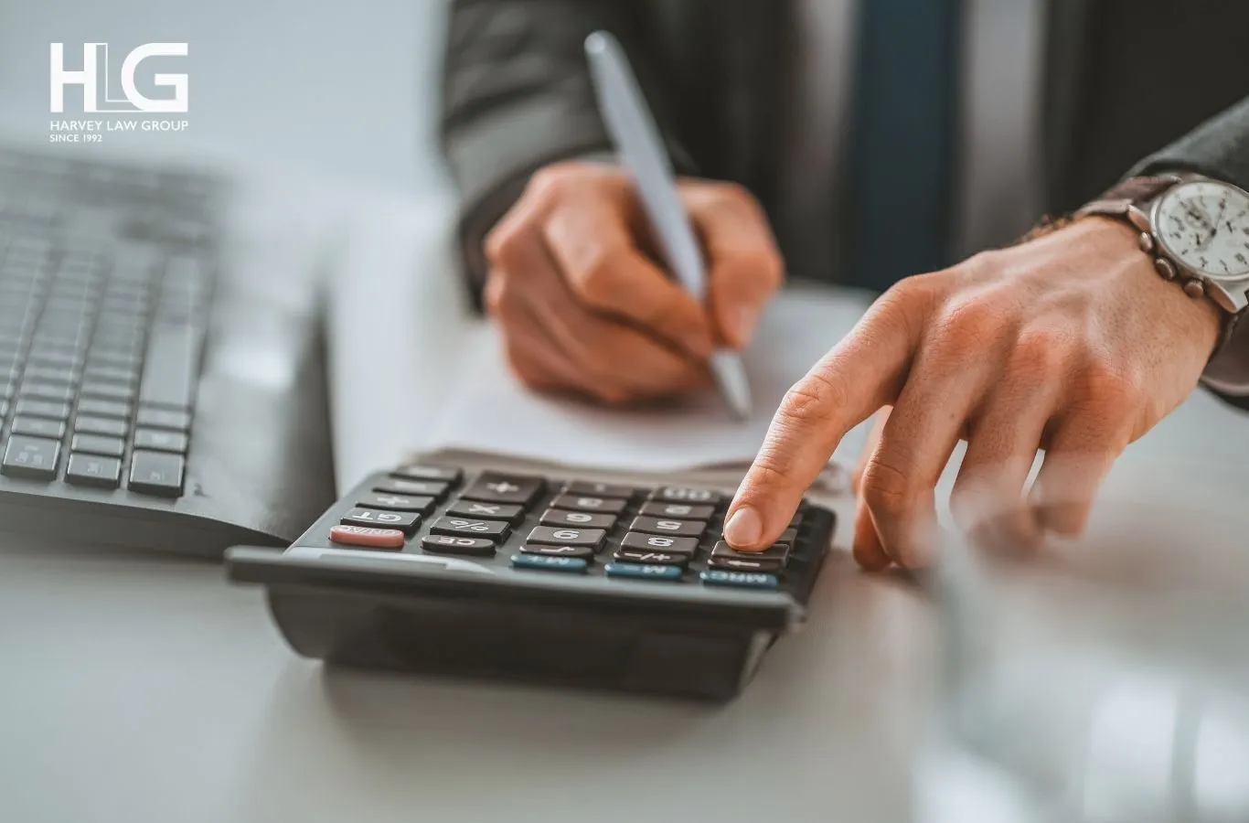 Cách tính điểm định cư Úc dựa trên tuổi, tiếng Anh, học vấn, tài chính, kinh nghiệm và thay đổi theo từng loại visa.