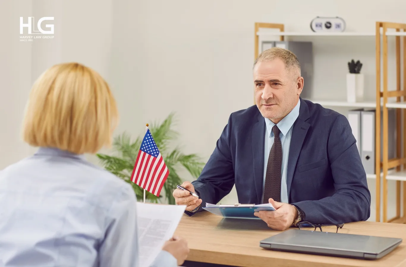 Người được bảo lãnh phải tham gia phỏng vấn và cung cấp tài liệu tại Lãnh sự quán Mỹ