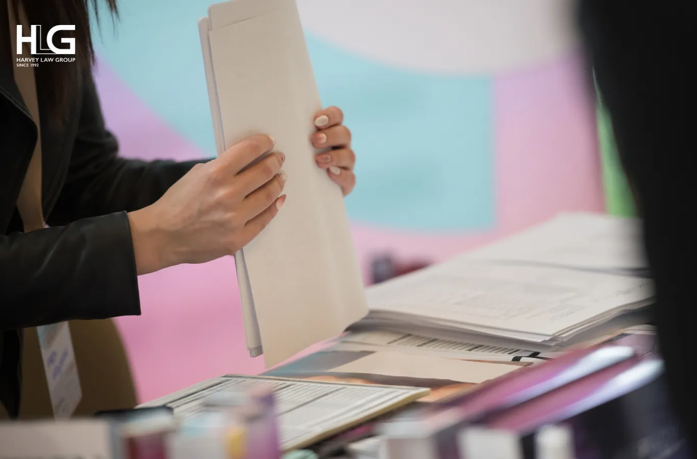 Chuẩn bị hồ sơ đầy đủ và chính xác là bước quan trọng để quá trình định cư Canada diễn ra suôn sẻ.