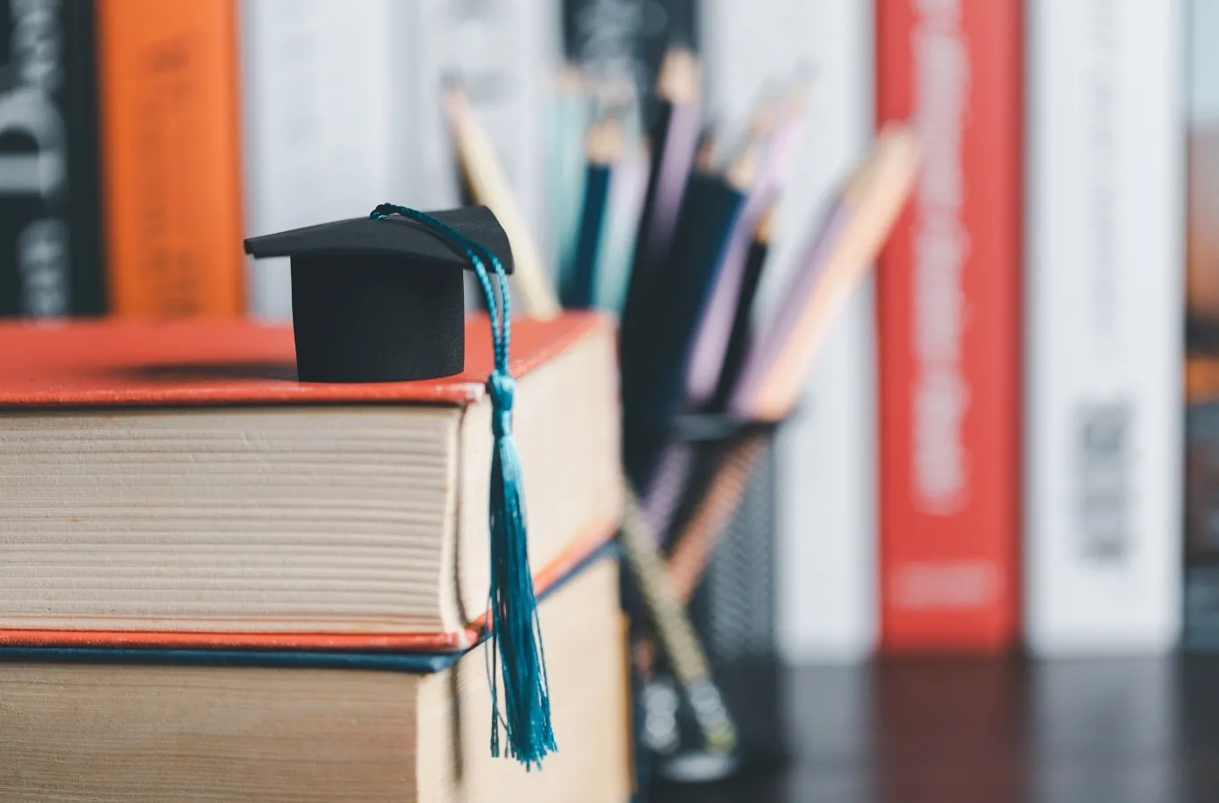 Chương trình AFIP yêu cầu ứng viên phải có bằng THPT Canada hoặc chứng chỉ nước ngoài được đánh giá qua hệ thống ECA