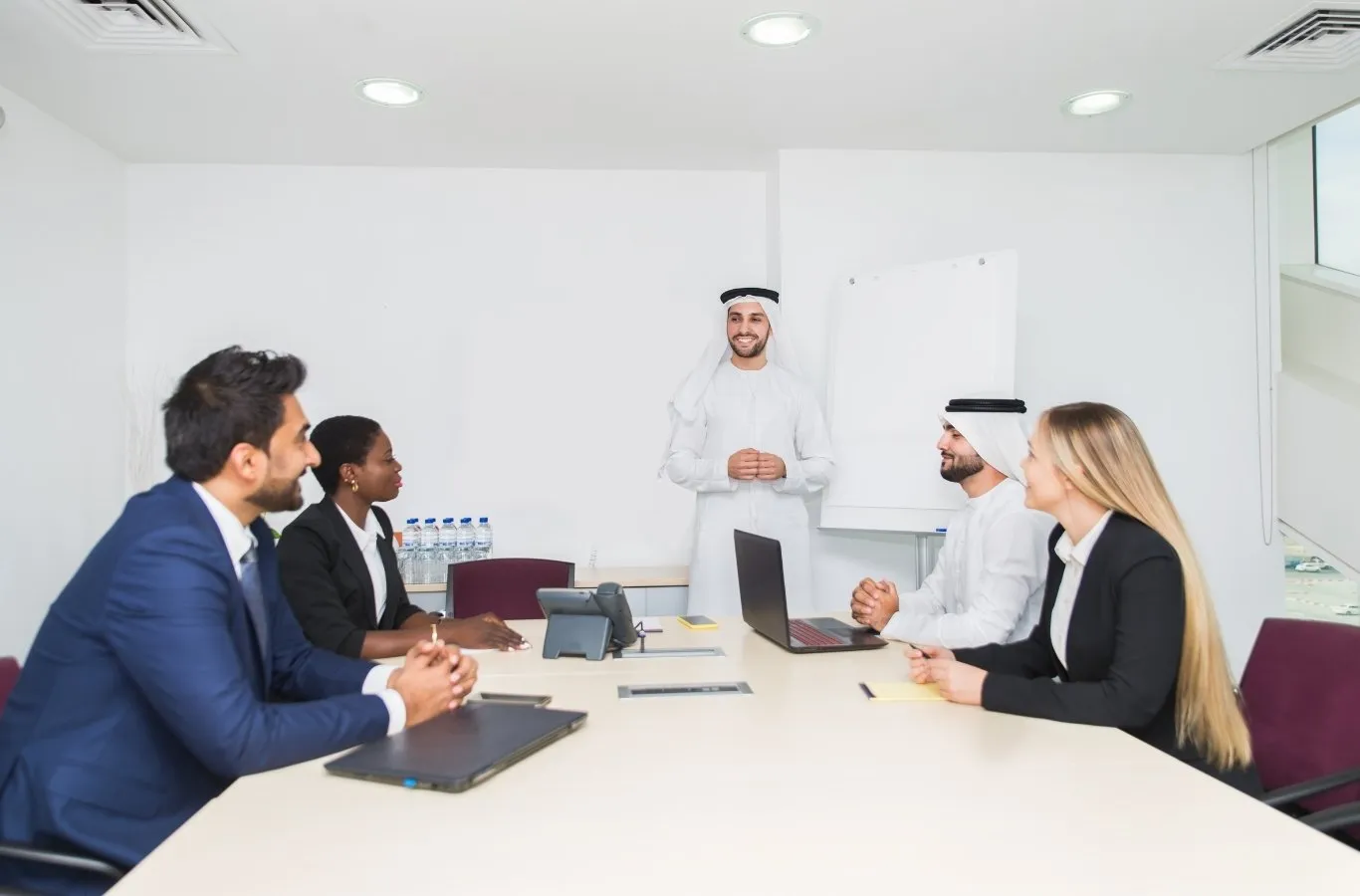 Để có thường trú tại UAE ứng viên phải đáp ứng điều kiện về nhân thân và đầu tư